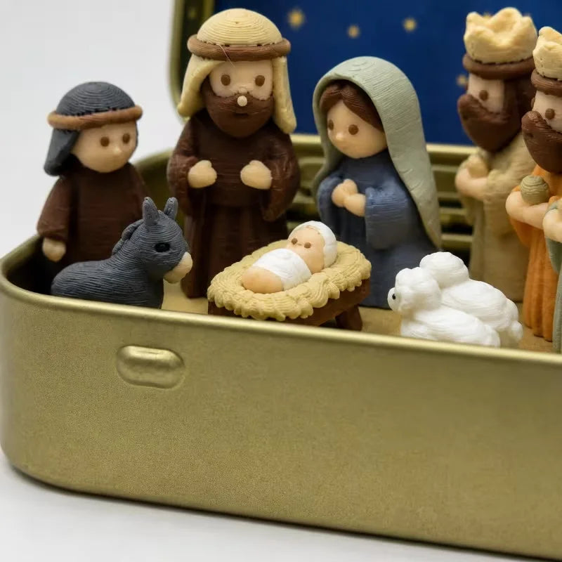 Detalhe das figuras dentro da lata, com o céu estrelado ao fundo