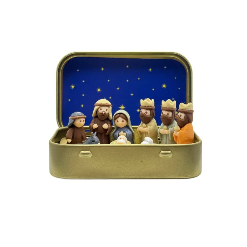 Presépio em miniatura dentro de uma caixa de lata dourada aberta, fundo branco