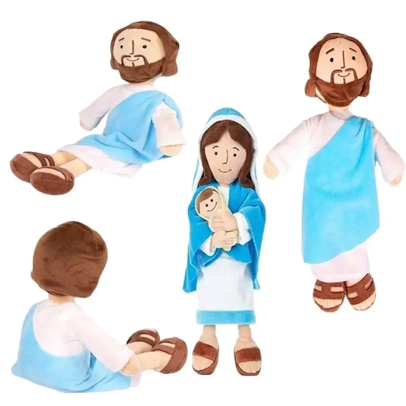 A boneca ao lado das outras pelúcias da mesma linha, fundo branco