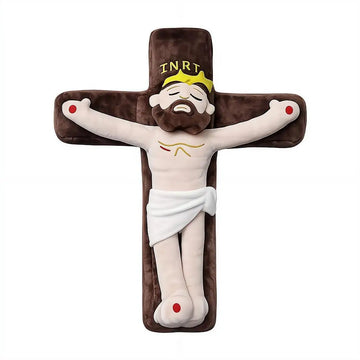 Cruz de pelúcia com a figura de Jesus bordada no centro, fundo branco