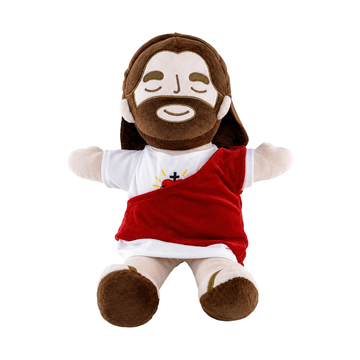Boneco de pelúcia do Sagrado Coração de Jesus, com túnica branca, manto vermelho e coração bordado no peito, em fundo branco.